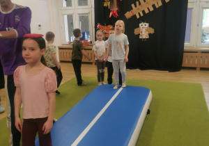 dzieci na zajęciach z gimnastyki