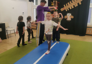 dzieci na zajęciach z gimnastyki