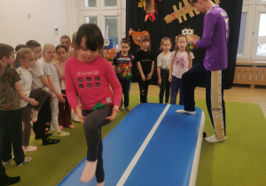 dzieci na zajęciach z gimnastyki