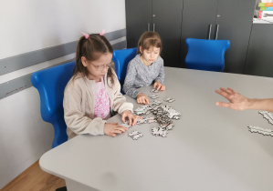 dzieci w sali informatycznej