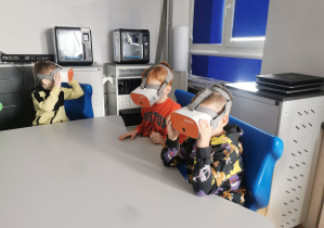 dzieci w sali informatycznej