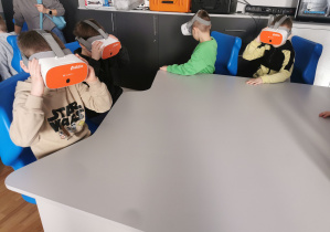 dzieci w sali informatycznej