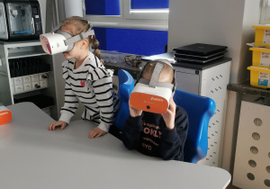 dzieci w sali informatycznej