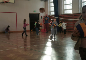 dzieci na sali sportowej