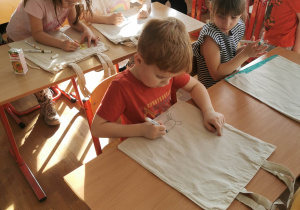 dzieci w sali lekcyjnej