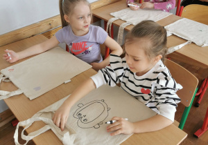 dzieci w sali lekcyjnej