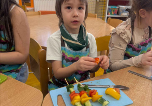 Robimy hiszpańskie tapas-szaszłyki warzywno-owocowe