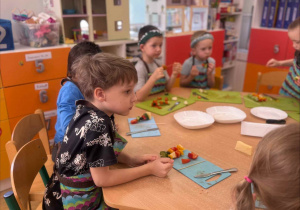 Robimy hiszpańskie tapas-szaszłyki warzywno-owocowe