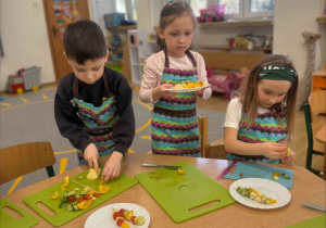 Robimy hiszpańskie tapas-szaszłyki warzywno-owocowe