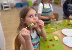 Robimy hiszpańskie tapas-szaszłyki warzywno-owocowe