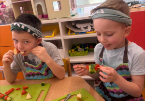 Robimy hiszpańskie tapas-szaszłyki warzywno-owocowe