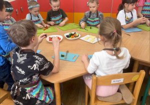 Robimy hiszpańskie tapas-szaszłyki warzywno-owocowe