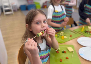 Robimy hiszpańskie tapas-szaszłyki warzywno-owocowe