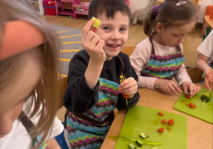 Robimy hiszpańskie tapas-szaszłyki warzywno-owocowe