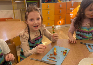 Robimy hiszpańskie tapas-szaszłyki warzywno-owocowe