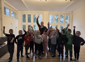 dzieci z panią od pokazu tanecznego