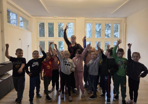 dzieci z panią od pokazu tanecznego