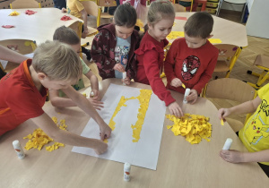 dzieci robią flagę