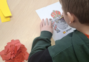 dzieci robią flagę