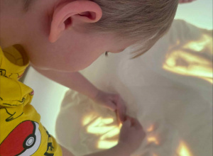 Nauka literek na stoliku podświetlanym