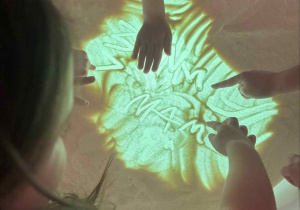 Nauka literek na stoliku podświetlanym