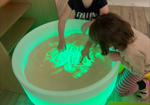 Nauka literek na stoliku podświetlanym