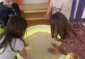 Nauka literek na stoliku podświetlanym