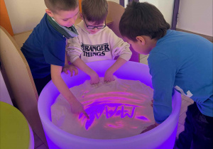 Nauka literek na stoliku podświetlanym