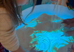 Nauka literek na stoliku podświetlanym