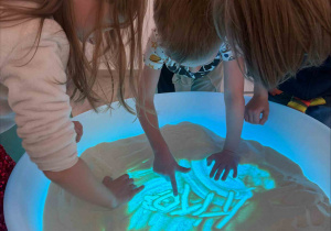 Nauka literek na stoliku podświetlanym