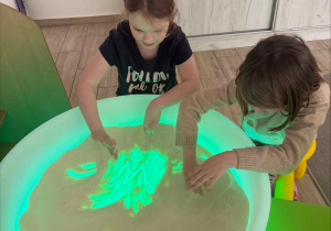 Nauka literek na stoliku podświetlanym