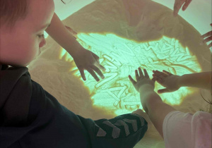 Nauka literek na stoliku podświetlanym