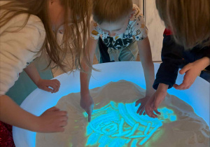 Nauka literek na stoliku podświetlanym