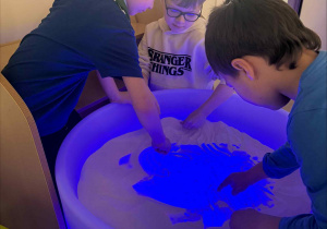 Nauka literek na stoliku podświetlanym