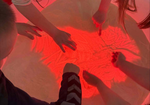 Nauka literek na stoliku podświetlanym