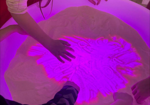 Nauka literek na stoliku podświetlanym