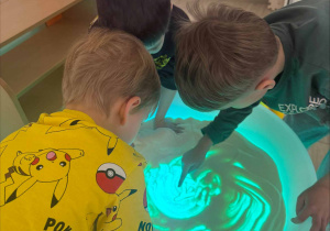 Nauka literek na stoliku podświetlanym