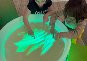 Nauka literek na stoliku podświetlanym