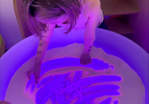 Nauka literek na stoliku podświetlanym