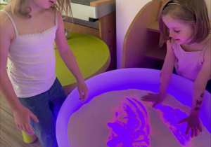 Nauka literek na stoliku podświetlanym