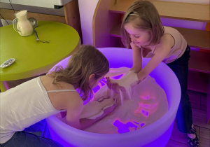 Nauka literek na stoliku podświetlanym