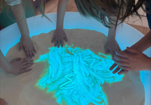 Nauka literek na stoliku podświetlanym