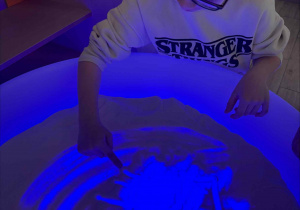 Nauka literek na stoliku podświetlanym