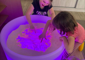 Nauka literek na stoliku podświetlanym