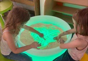 Nauka literek na stoliku podświetlanym