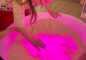 Nauka literek na stoliku podświetlanym