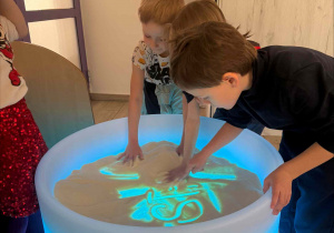 Nauka literek na stoliku podświetlanym