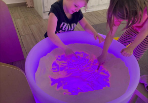 Nauka literek na stoliku podświetlanym