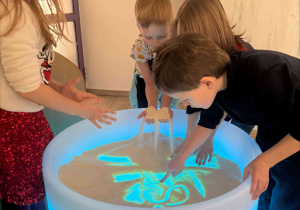 Nauka literek na stoliku podświetlanym