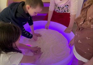 Nauka literek na stoliku podświetlanym